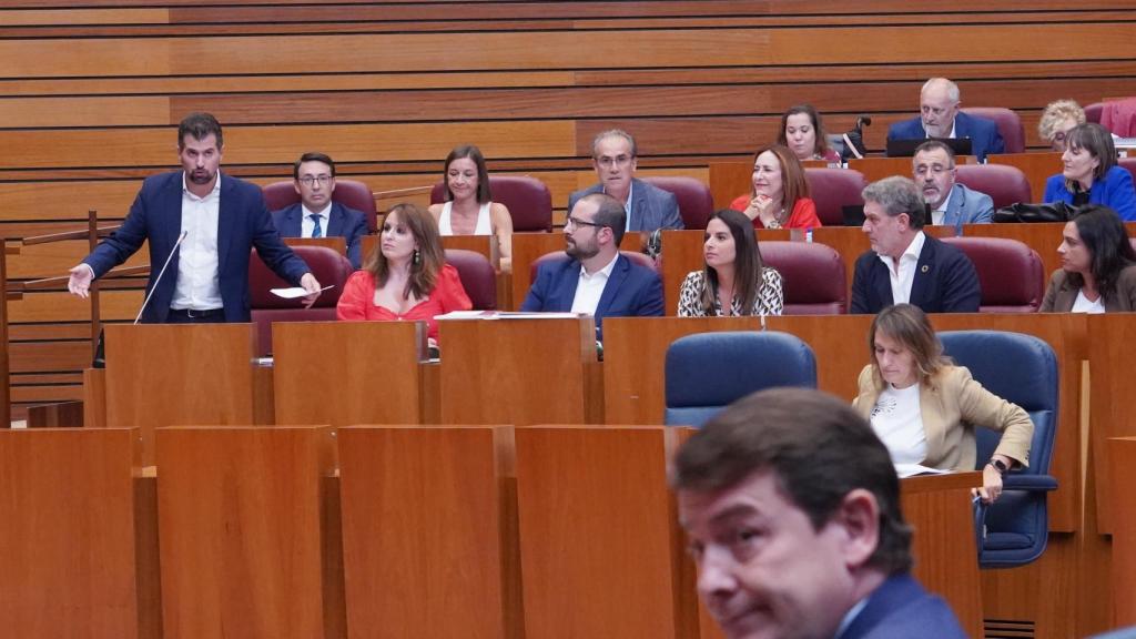 Mañueco realiza un gesto desde su bancada mientras interviene Luis Tudanca