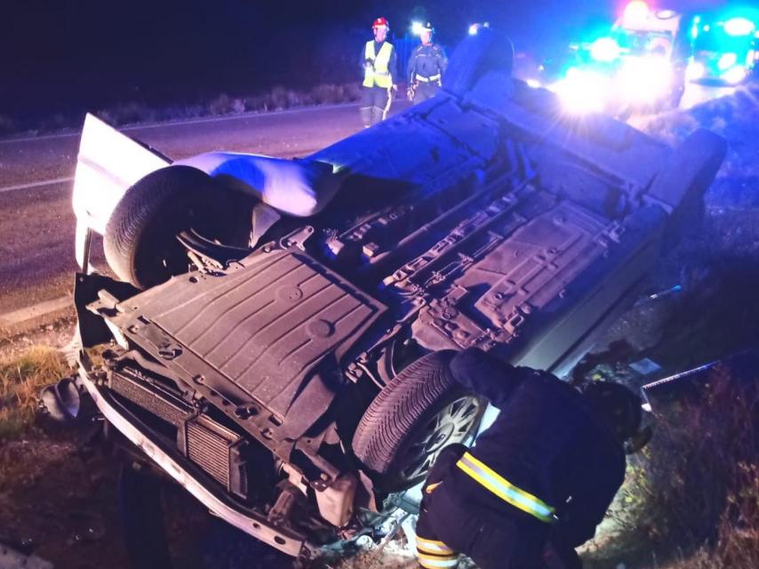 Coche volcado tras el accidente en Cogeces del Monte