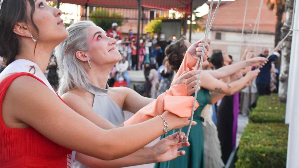 Izado de bandera en las fiestas del año anterior