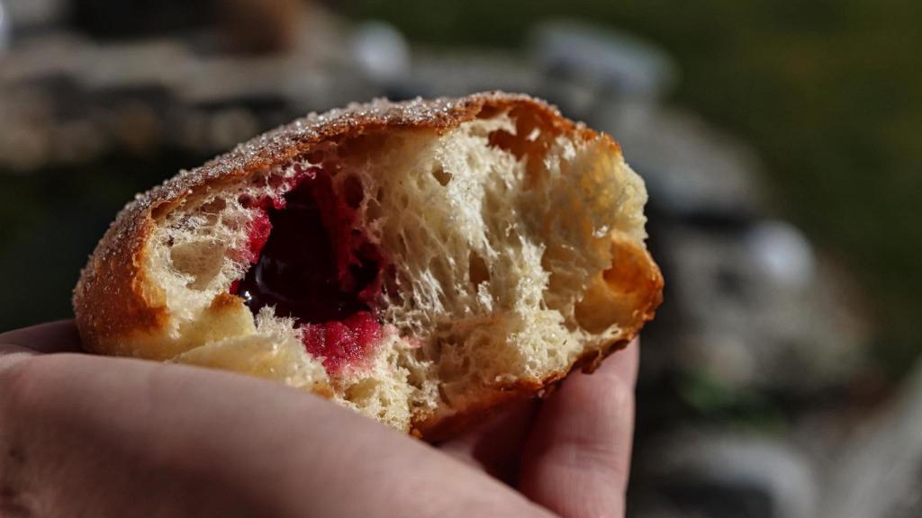 Empezar el día en ayunas o desayunar fuera de casa se relaciona con un mayor consumo de grasa y azúcar.
