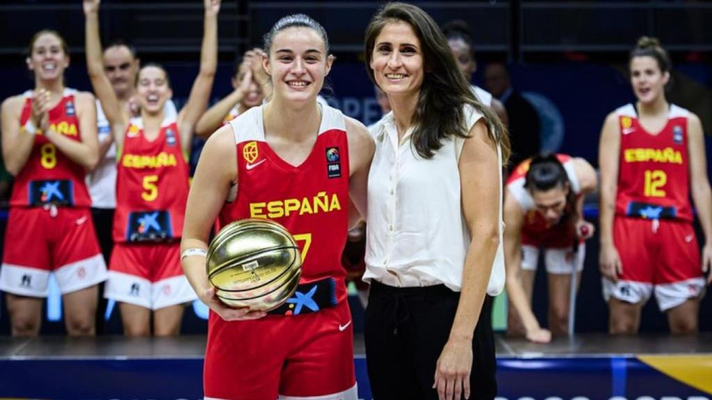 Claudia Contell con el premio MVP del Eurobasket sub20 femenino