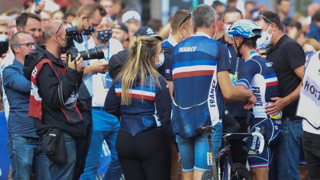 Miembros del equipo de ciclismo de Francia atienden a Alaphilippe