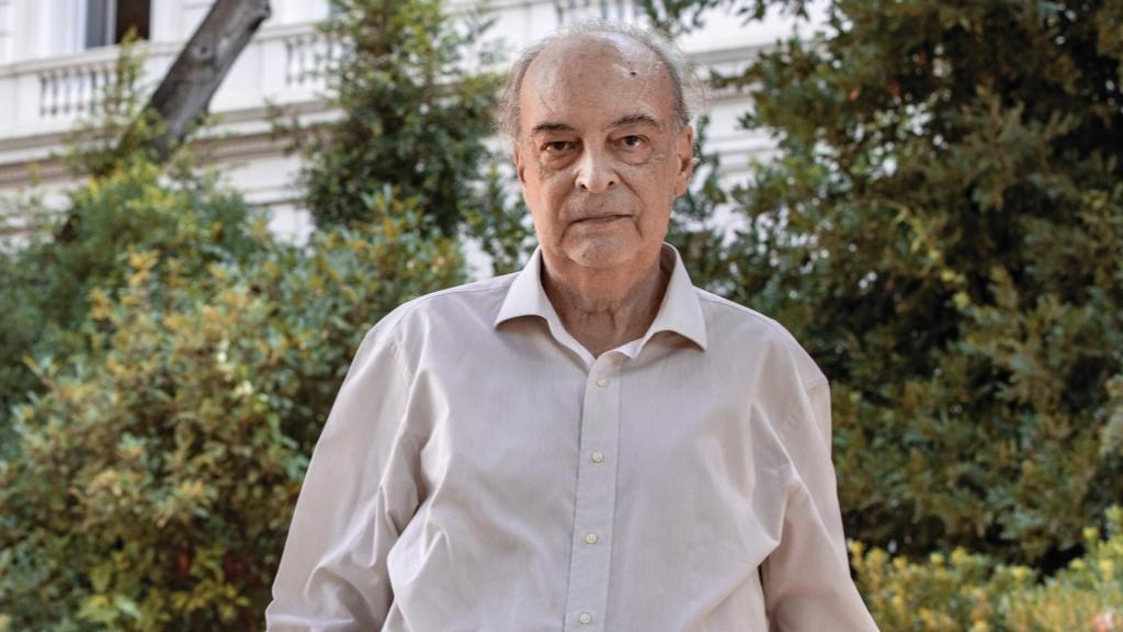 Enrique Vila-Matas cerca de su casa de Barcelona. Foto: Antonio Navarro Wijmark / Seix Barral