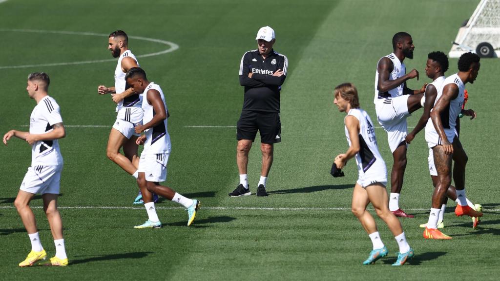 Carlo Ancelotti al frente de un entrenamiento
