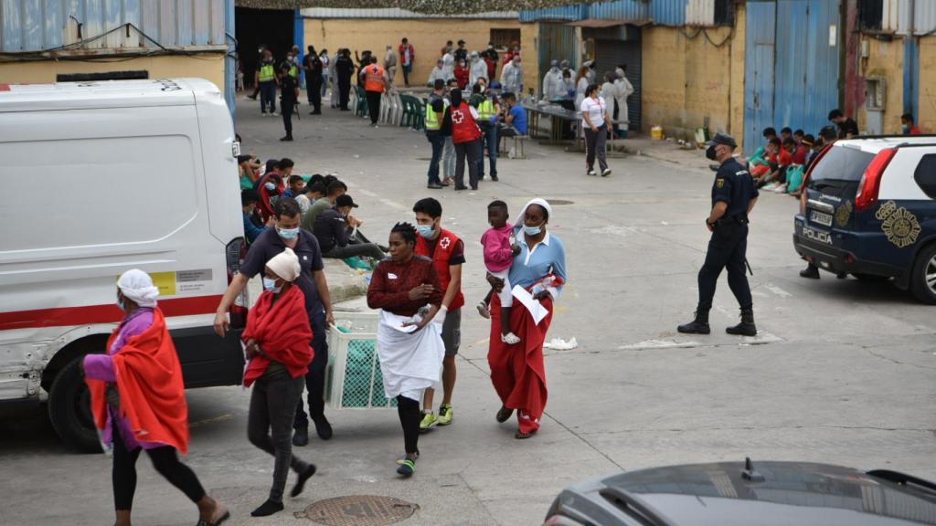 Profesionales sanitarios atienden a varios jóvenes en Ceuta.