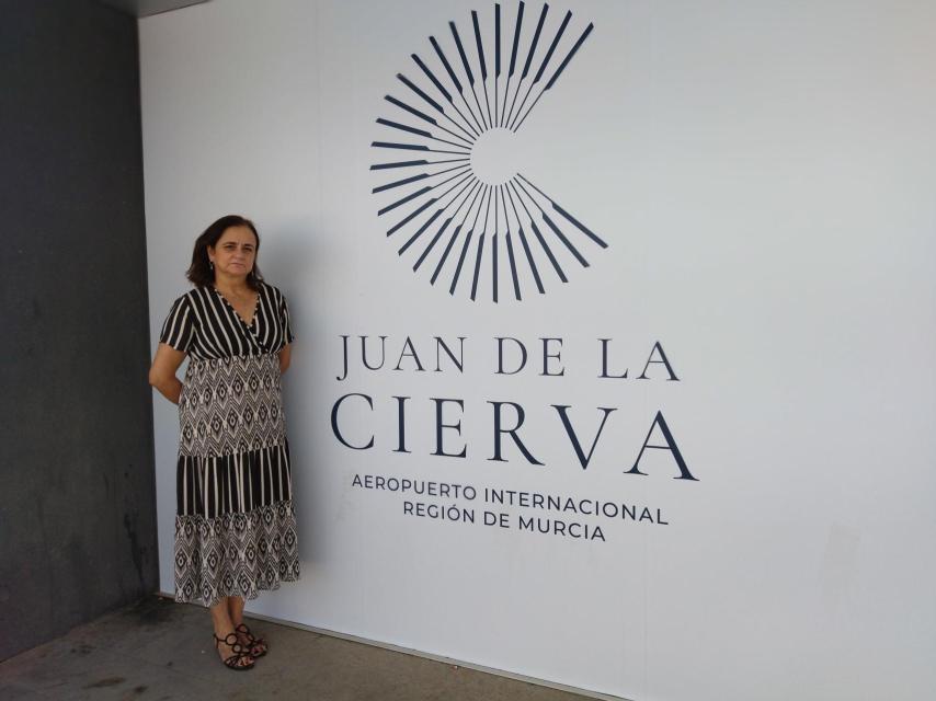 Ana de la Cierva, nieta del inventor del autogiro, junto al nombre del aeropuerto que el Gobierno de Murcia decidió utilizar unilateralmente en memoria de Juan de la Cierva, inventor del autogiro..