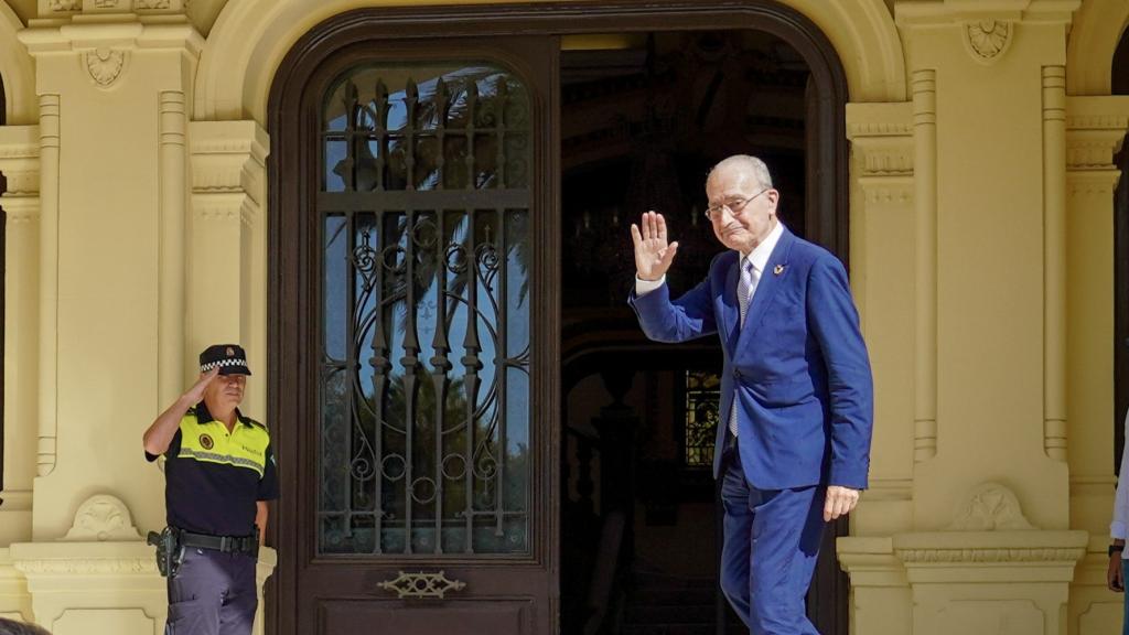 Francisco de la Torre en la puerta del Ayuntamiento de Málaga.