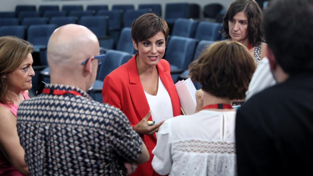Isabel Rodríguez, con los periodistas en la sala de prensa de Moncloa.