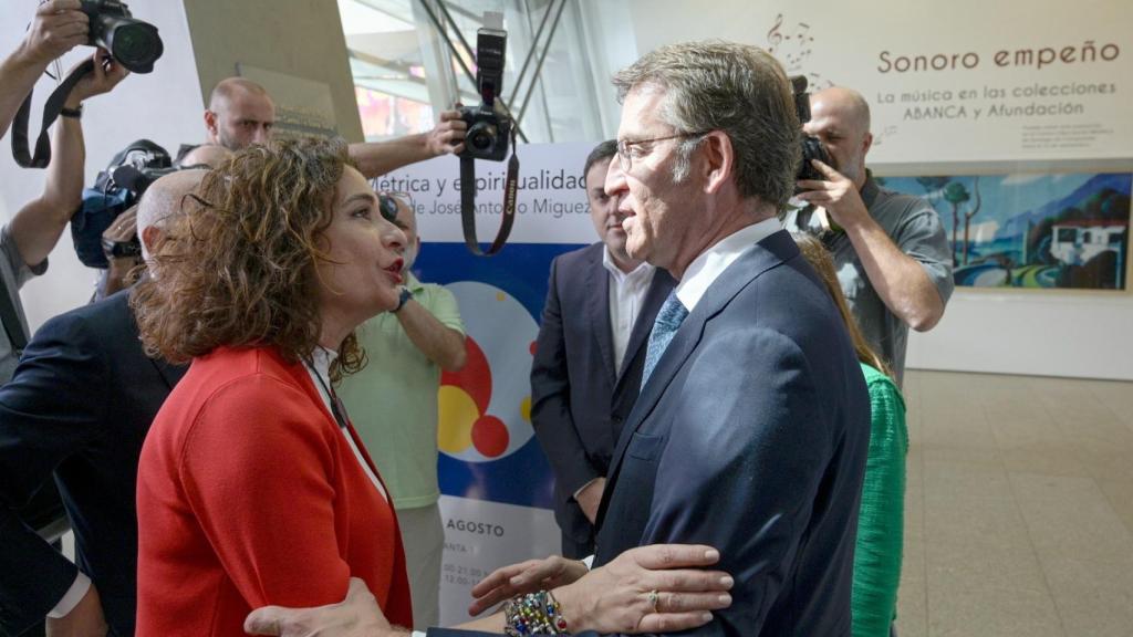 María Jesús Montero, ministra de Hacienda y Función Pública, y Alberto Núñez Feijóo, presidente del PP.