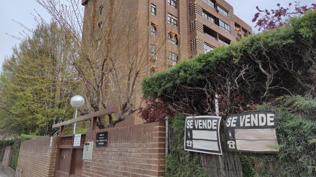 Dos carteles de 'se vende' en una urbanización.