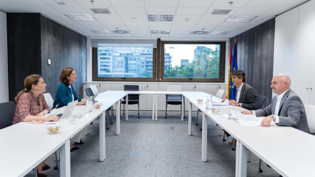 Alejandra Kindelán, presidenta de la AEB, y Gonzalo García, secretario de Estado de Economía, durante la reunión mantenida este martes.