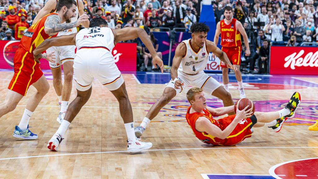 Alberto Díaz recuperando un balón para España en las semifinales ante Alemania.