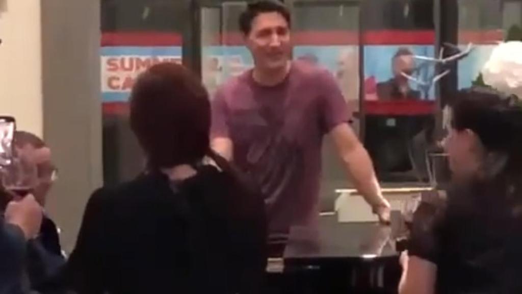 Justin Trudeau cantando 'Bohemian Rhapsody' en un piano bar de Londres dos días antes del funeral de Isabel II.