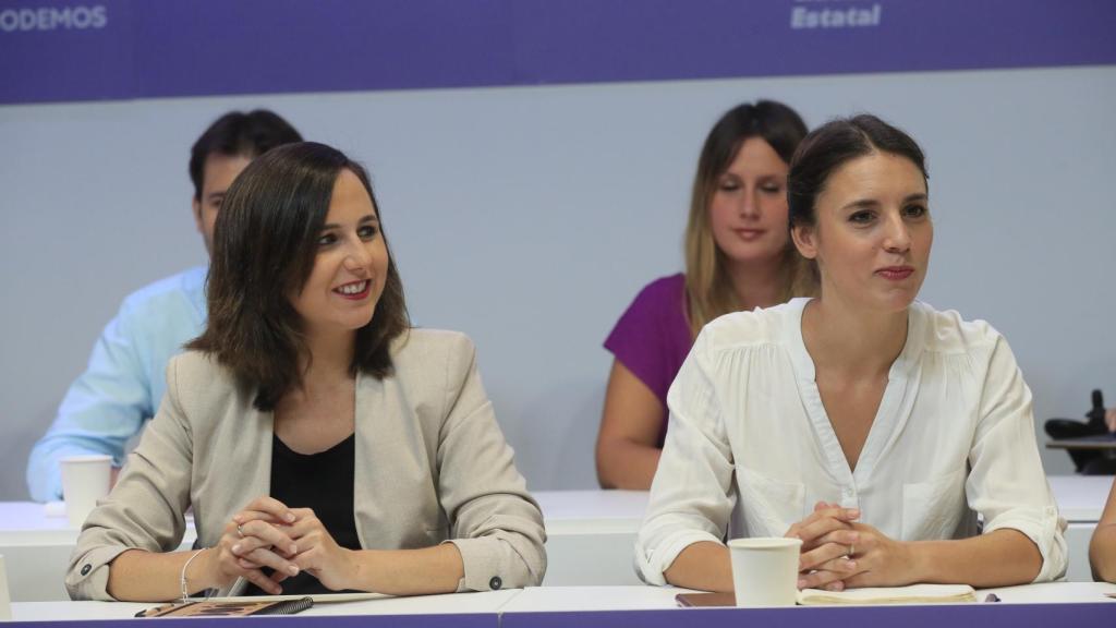 La secretaria general de Podemos y ministra de Derechos Sociales y Agenda 2030, Ione Belarra, junto a la ministra de Igualdad, Irene Montero.