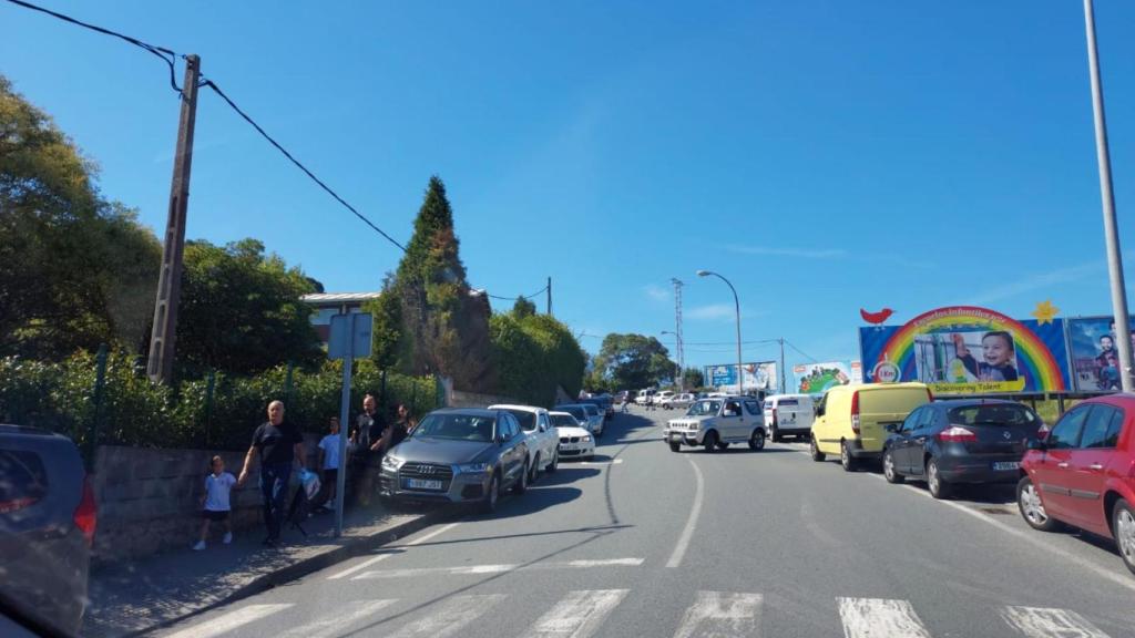 Coches en las aceras durante la salida de los alumnos del Colegio Jesuitinas.