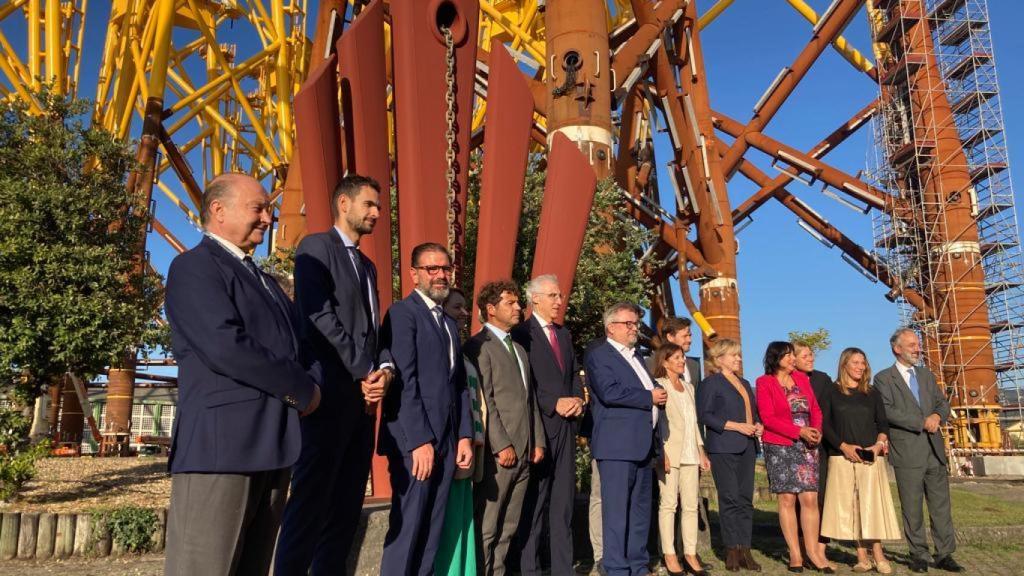 La expedición, acompañada por políticos gallegos, con las jackets en Navantia Fene