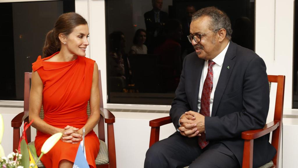 Letizia optó por el pelo recogido y sus pendientes de Gold&Roses.