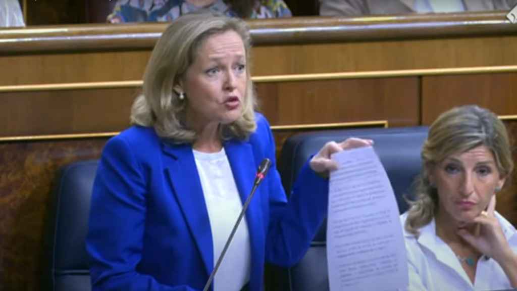 Nadia Calviño, este miércoles en la sesión de control al Gobierno, muestra la supuesta lista de nombramientos altamente cuestionables que hicieron gobiernos del PP, pero que no leyó.