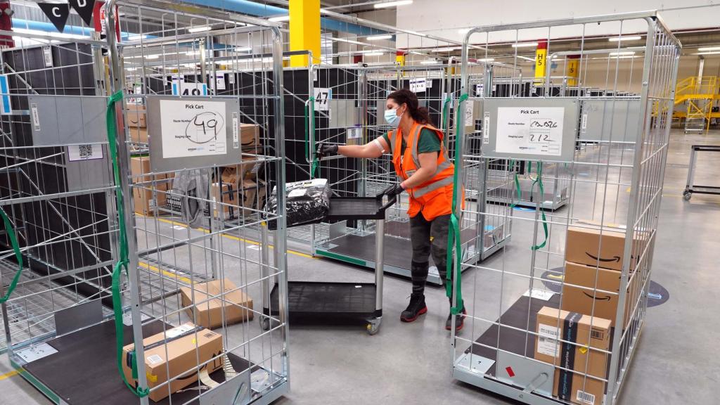 Una operaria trabaja en la estación logística de Amazon de Valladolid