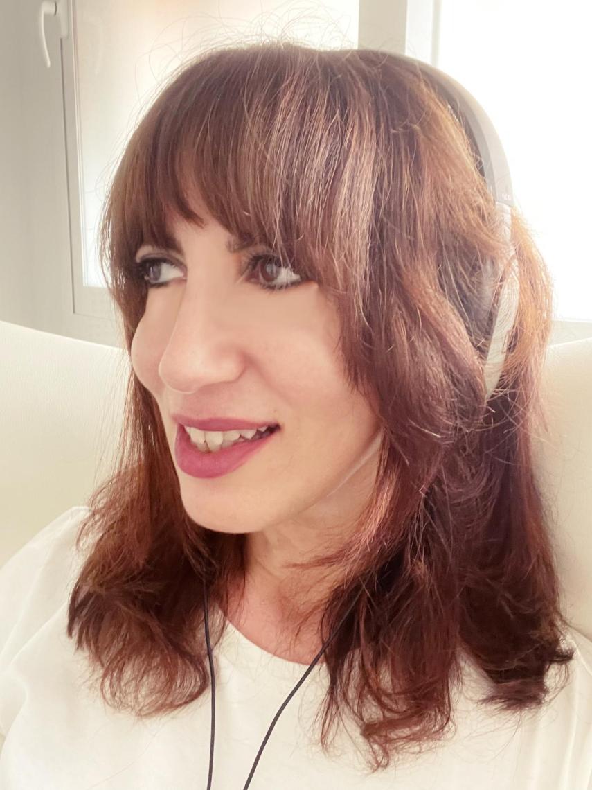 Elo Peral preparando su podcast.