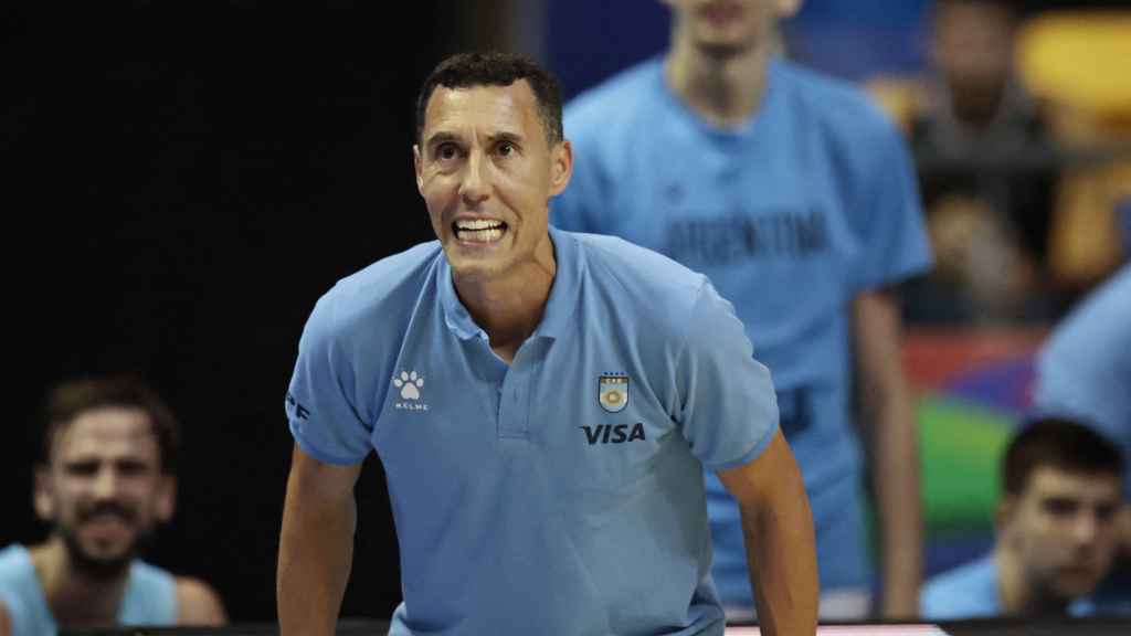 Pablo Prigiono dirigiendo a la selección Argentina durante el FIBA AmeriCup.