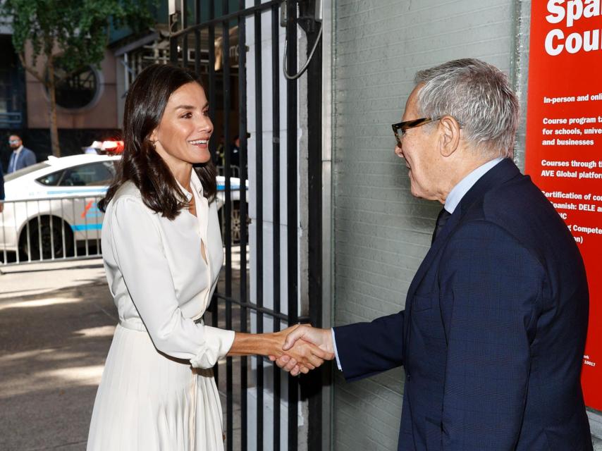 Letizia ha optado por un estilismo totalmente blanco para su cita en el Instituto Cervantes de Nueva York.