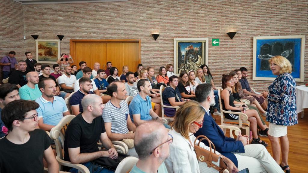 La delegada de Empleo, Carmen Sánchez, durante la recepción a los nuevos alumnos.