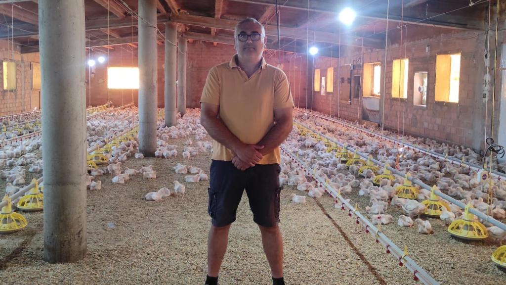 Eloy en su granja en Fayón, en Zaragoza.