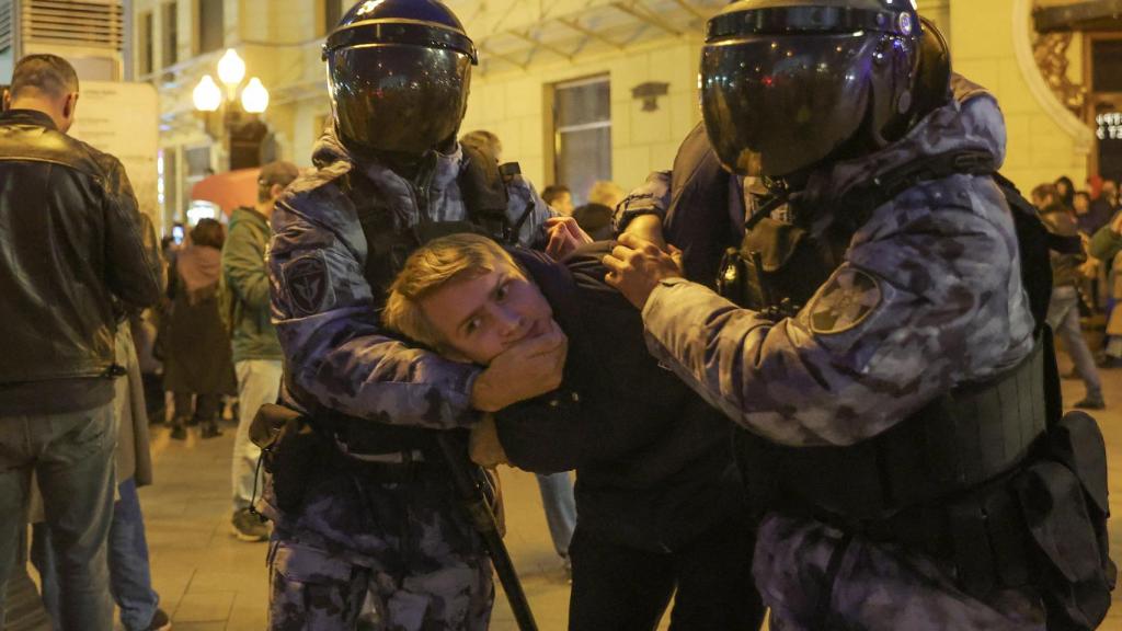 La policía rusa, reprimiendo una manifestación contra la movilización de tropas en Moscú.