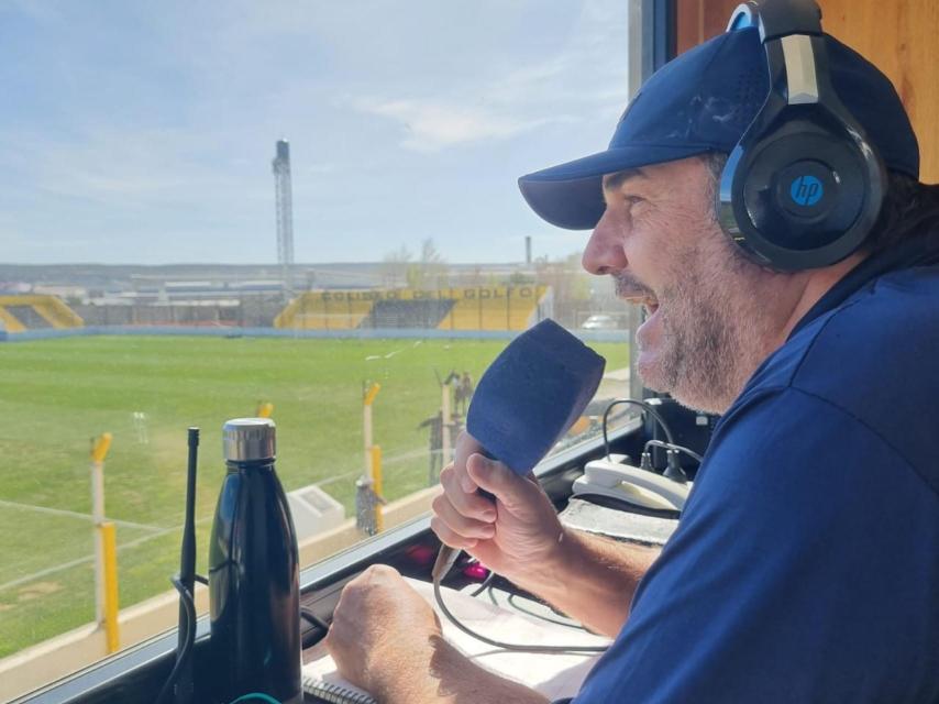 Darío narrando un partido