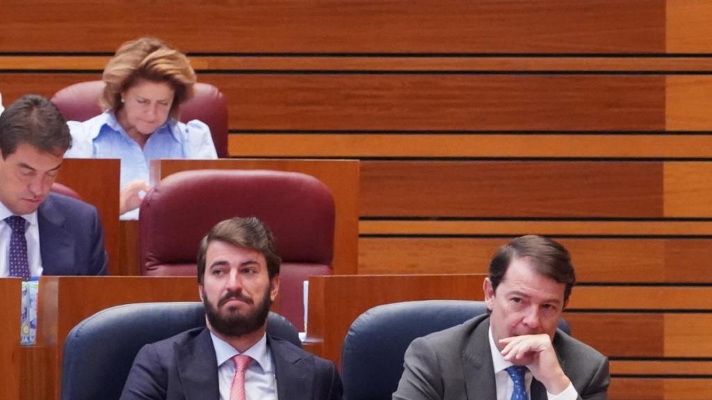 Mañueco junto a Gallardo durante la sesión de las Cortes de hoy