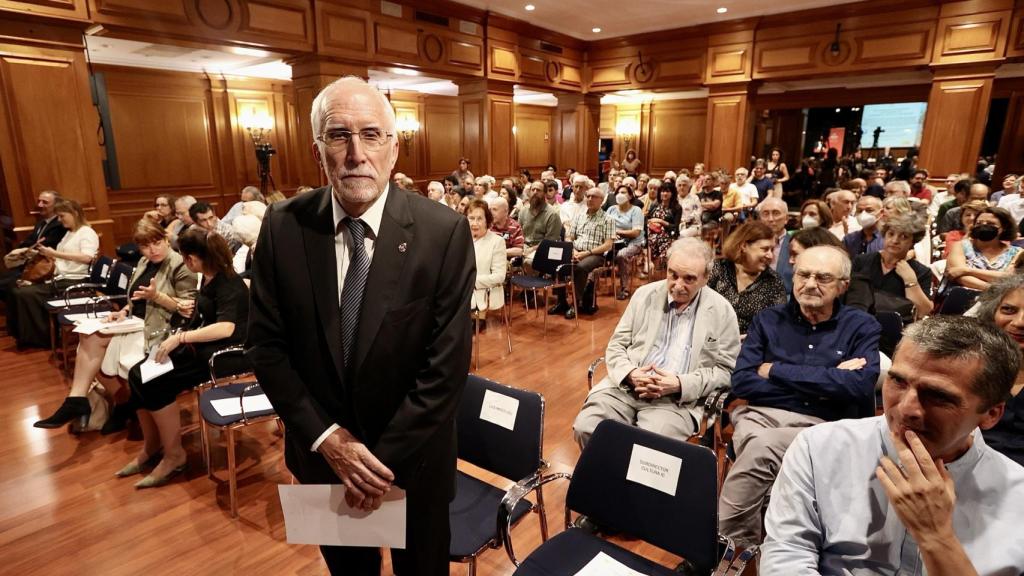 El escritor leonés Luis Mateo Díez recibiendo el homenaje