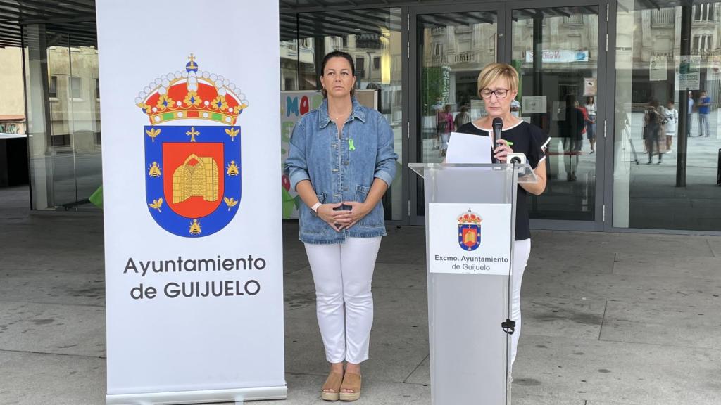 Rosa Martín, responsable del Centro de Día y Yolanda Alonso, teniente de alcalde y concejala de Bienestar Social, en el acto de presentación