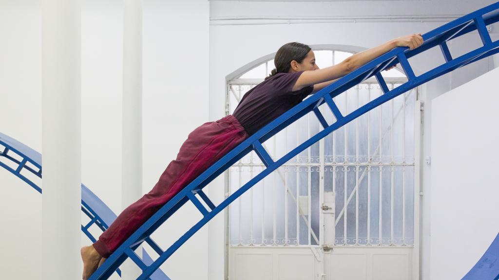 La artista Laia Estruch en un momento de la 'performance' de inauguración en la galería Ehrhardt Flórez