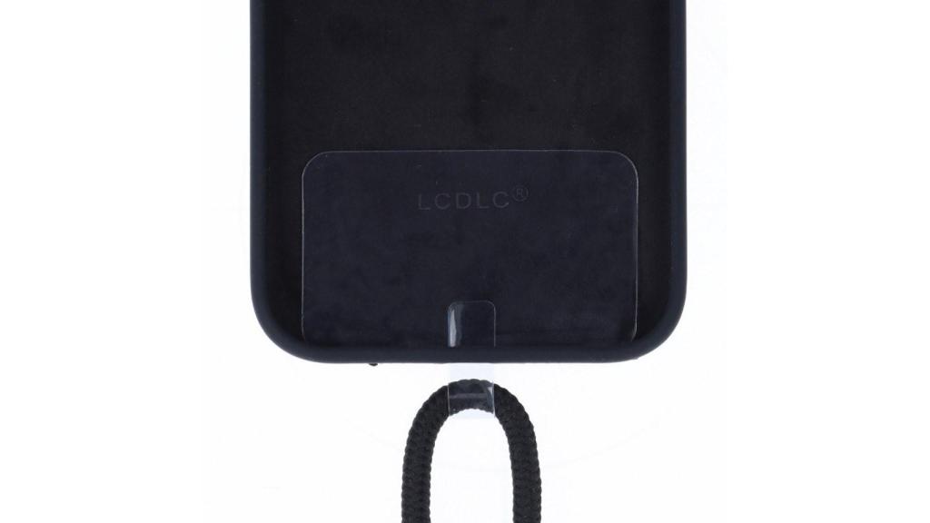 Existen adaptadores que permiten meter un cordón a la funda de nuestro móvil