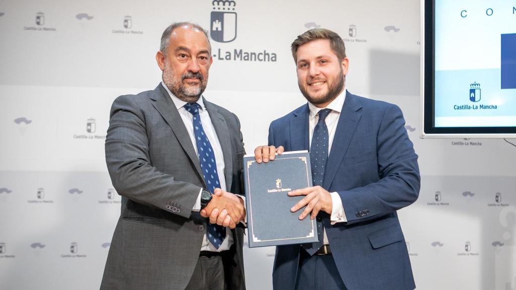 El rector de la UCLM, Julián Garde, y el consejero de Fomento, Nacho Hernando.