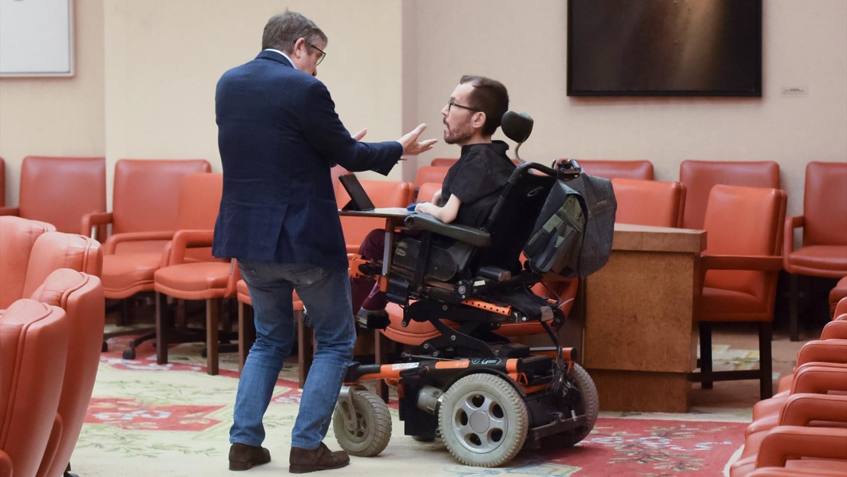 El portavoz del PSOE en el Congreso de los Diputados, Patxi López (i) y el de Unidas Podemos, Pablo Echenique (d).