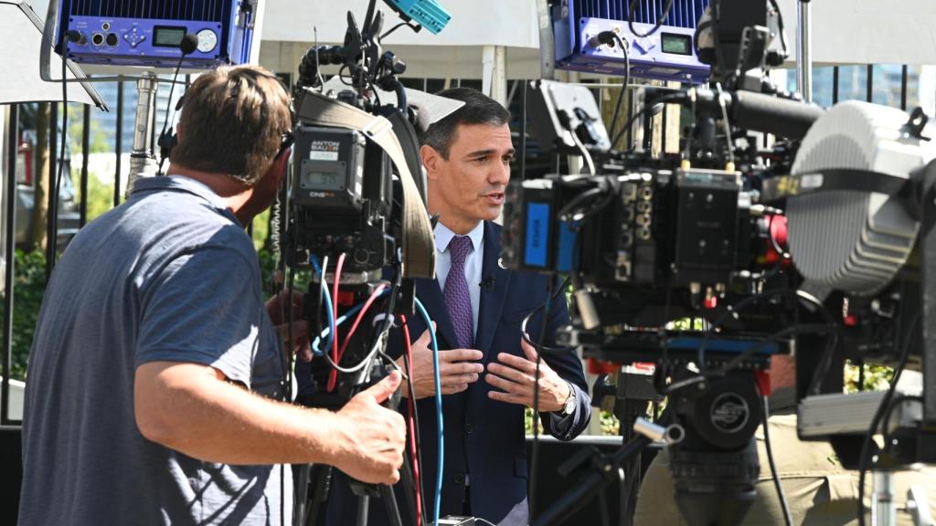 Pedro Sánchez, entrevistado a las puertas de la sede de la ONU en Nueva York, por una televisión estadounidense.