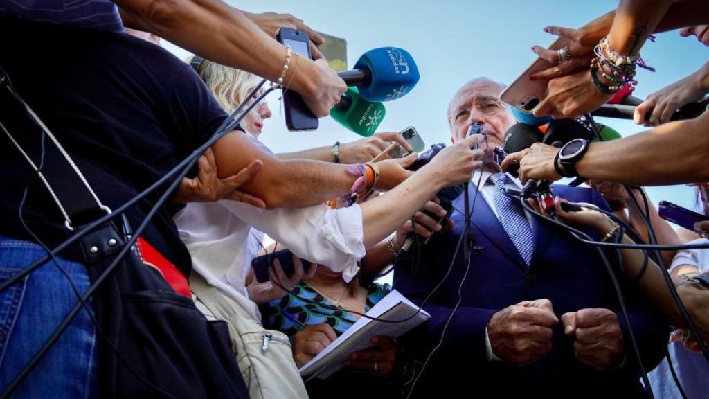 El alcalde de Málaga, Francisco de la Torre, atiende a los medios de comunicación.