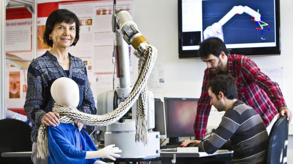 Carme Torras con su equipo de CLOTHILDE