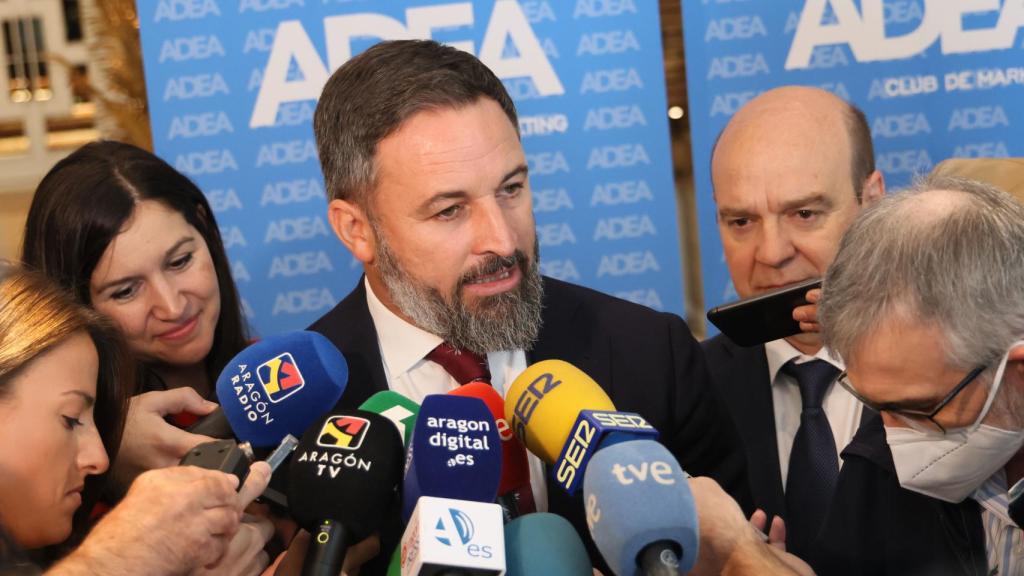 Santiago Abascal atiende a la prensa en Zaragoza.