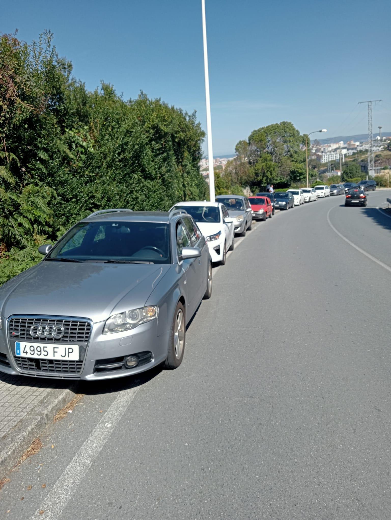 Coches aparcados en la acera (Foto: Cedida)
