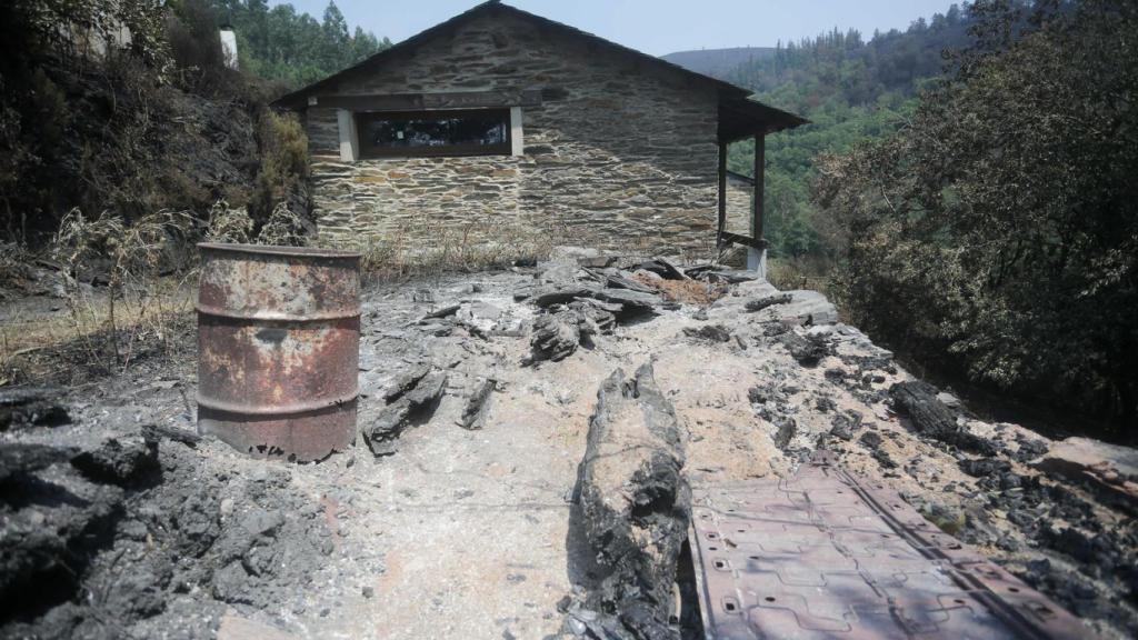 Una vivienda calcinada afectada por el fuego de Folgoso do Courel en la aldea de Río de Bois.