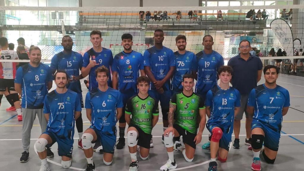 El equipo local durante su participación en la Copa Galicia Volei