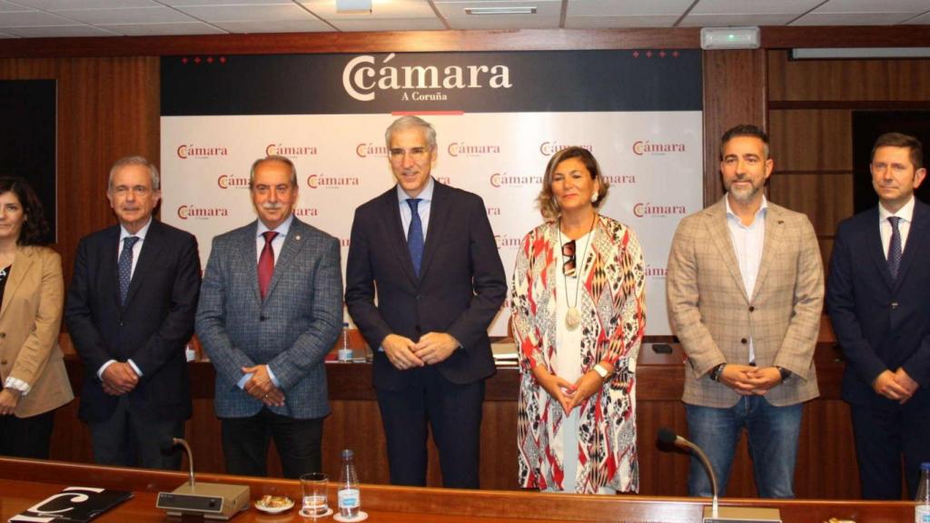 El vicepresidente primero y conselleiro de Economía, Industria e Innovación dela Xunta, Francisco Conde, visita la Cámara de A Coruña
