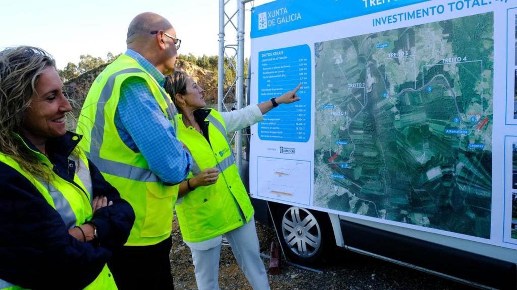 Alcalde y conselleira consultan el panel informativo de las obras