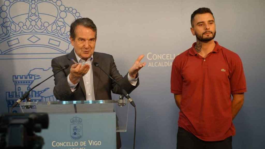 Presentación del festival UnderCabral, con Abel Caballero y Sergio Domínguez, organizador.