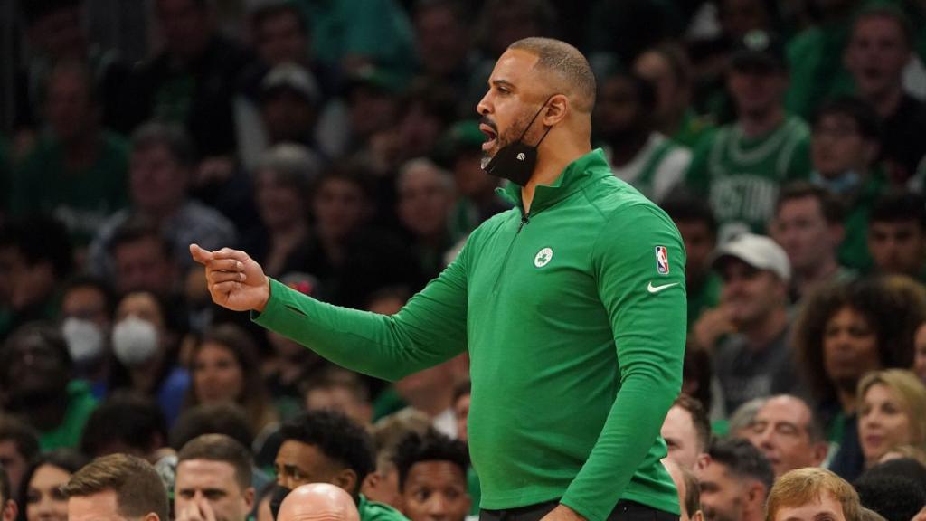 Ime Udoka, dirigiendo durante un partido de los Boston Celtics