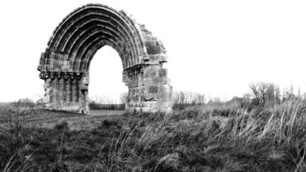 Arco de San Miguel de Mazarreros, carcanías de Sasamón (Burgos).