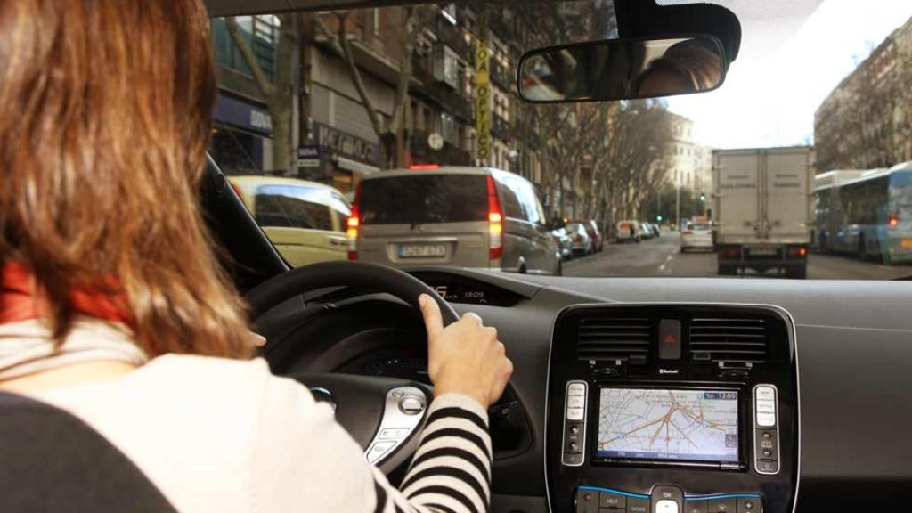 Una persona yendo al trabajo en coche.